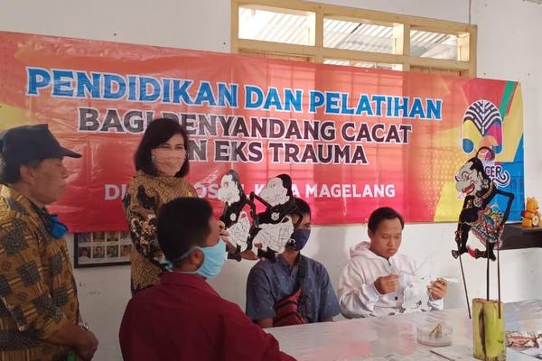 TINGKATKAN KEMANDIRIAN DAN KETRAMPILAN PENYANDANG DISABILITAS, PEMKOT GELAR DIKLAT PEMBUATAN WAYANG BERBAHAN KARTON