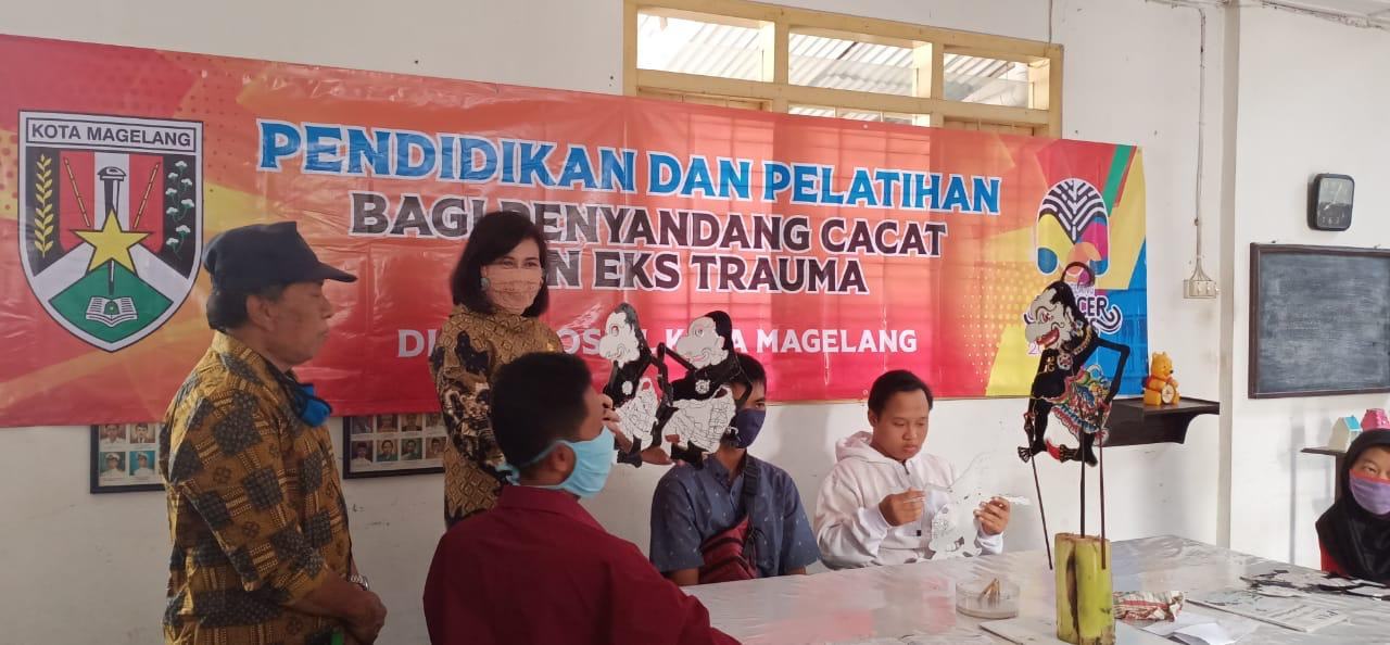 TINGKATKAN KEMANDIRIAN DAN KETRAMPILAN PENYANDANG DISABILITAS, PEMKOT GELAR DIKLAT PEMBUATAN WAYANG BERBAHAN KARTON