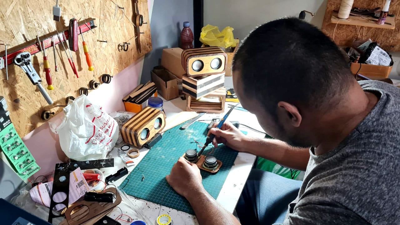Dulang Keuntungan Lewat Kerajinan Limbah Kayu