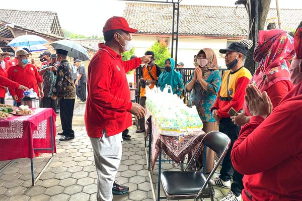 WALI KOTA MAGELANG KEMBALI BLUSUKAN DAN BERIKAN BANTUAN PADA WARGA TERDAMPAK COVID-19
