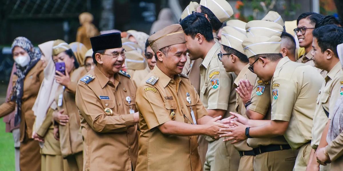 Pada Apel ASN, Dokter Aziz dan Kyai Mansyur Pamit..