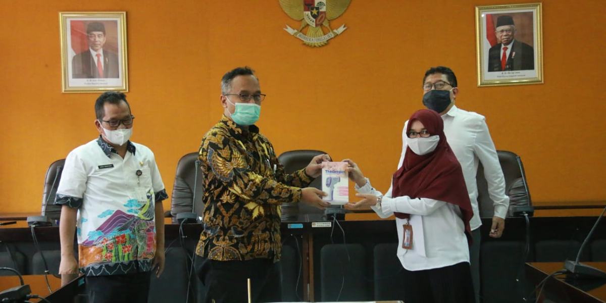 PEMERINTAH KOTA MAGELANG TERIMA HIBAH THERMOGUN DAN SPRAYER PASCA PEMILUKADA 2020