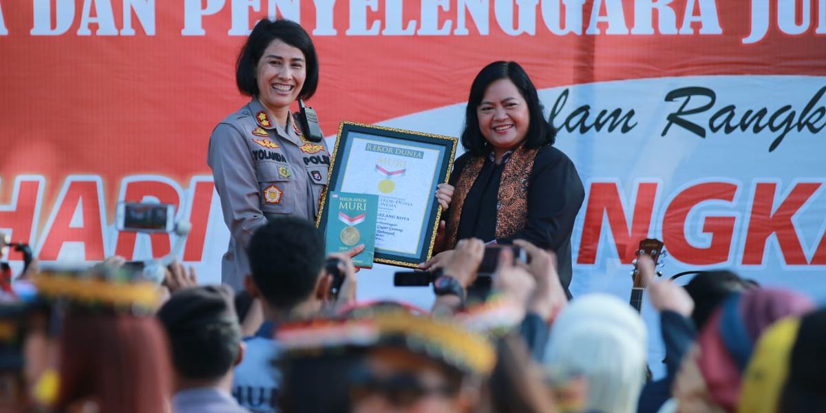 14.245 Penari Pecahkan Rekor Dunia Tari Gugur Gunung
