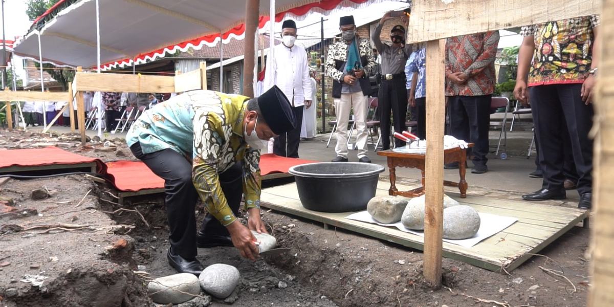 WALI KOTA LAKUKAN PELETAKAN BATU PERTAMA PEMBANGUNAN MASJID BAITUSSALAM MENOWO
