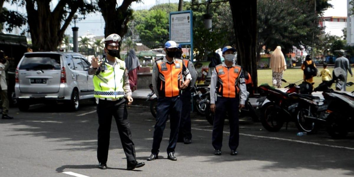 DISHUB DAN SATPOL PP KOTA MAGELANG MENDAMPINGI JAJARAN POLRES MAGELANG KOTA DALAM OPERASI YUSTISI PENANGANAN COVID-19