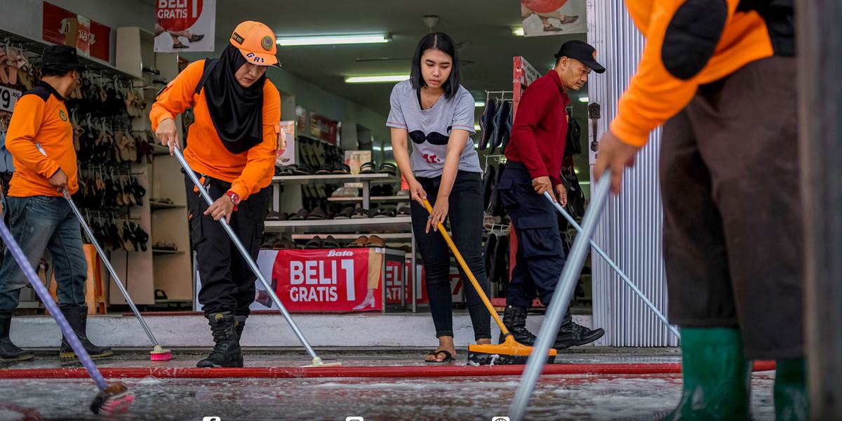 Lantai Trotoar Pecinan Dibersihkan Setelah MEC dan Kirab Ruwat Bumi