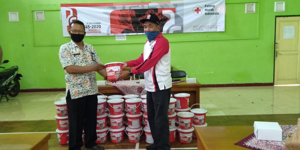 TIM PENGGERAK PKK KELURAHAN SE-KOTA MAGELANG TERIMA CORONA KIT DARI PMI