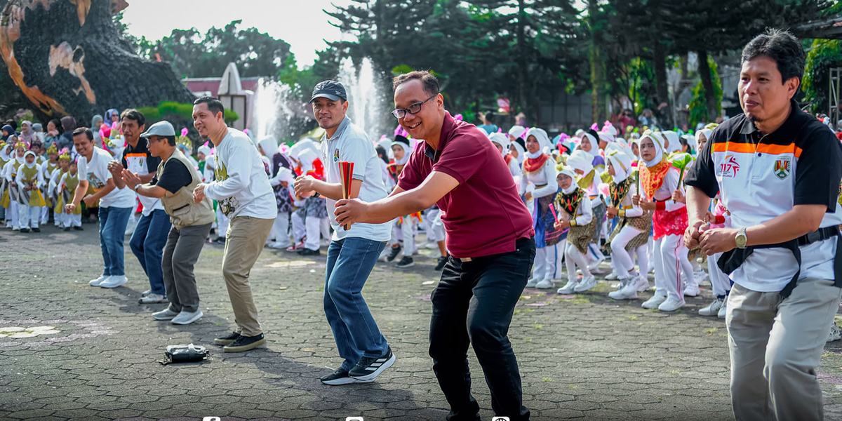 Disaksikan Penciptanya, Ribuan Pelajar Pentas “Tari Kuntulan” Khas Kota Magelang