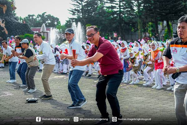 Disaksikan Penciptanya, Ribuan Pelajar Pentas “Tari Kuntulan” Khas Kota Magelang