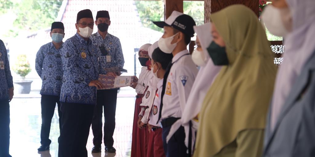 11 Putra/Putri ASN Kota Magelang Terima Beasiswa dari Korpri