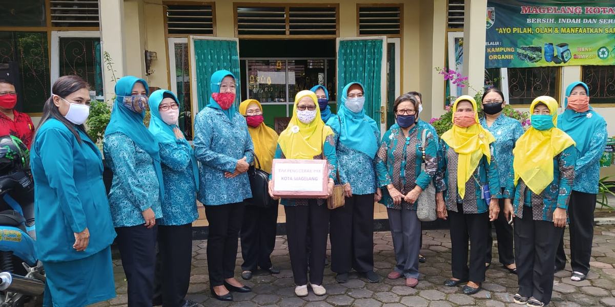 PARTISIPASI CEGAH COVID-19, TIM PENGGERAK PKK KOTA MAGELANG SOSIALISASIKAN GERAKAN MEMAKAI MASKER KE MASYARAKAT