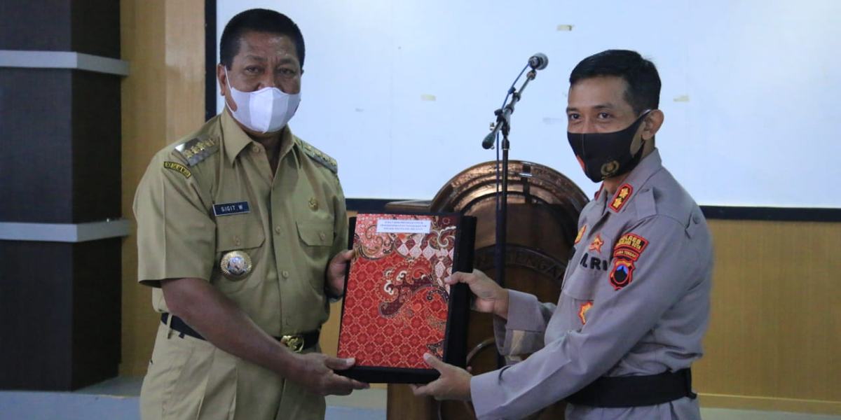 PEMKOT MAGELANG SERAHKAN REKOMENDASI PENSERTIFIKATAN TANAH KANTOR POLSEK MAGELANG SELATAN