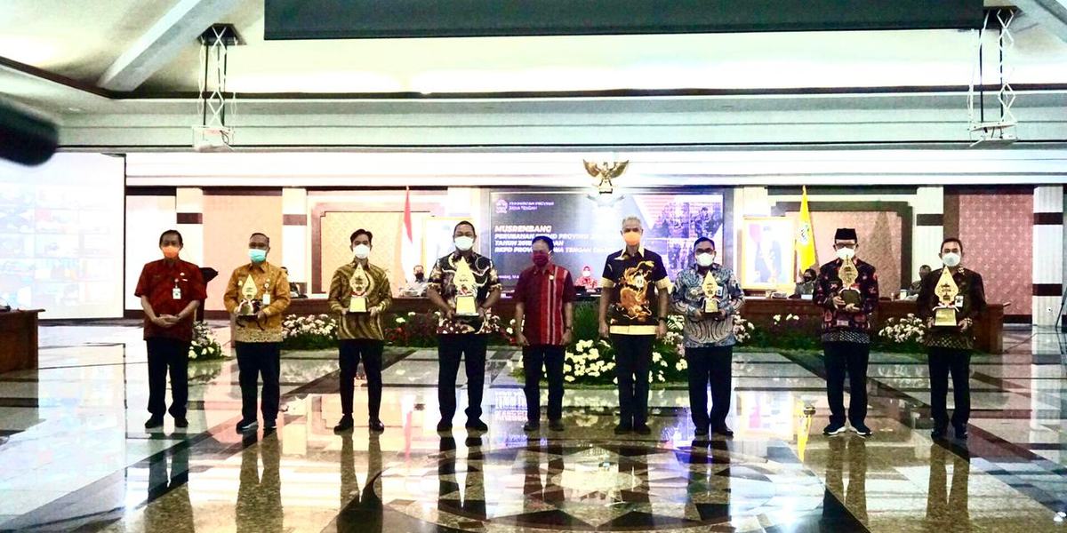 PENGHARGAAN PEMBANGUNAN DAERAH TERBAIK III DIRAIH KOTA MAGELANG