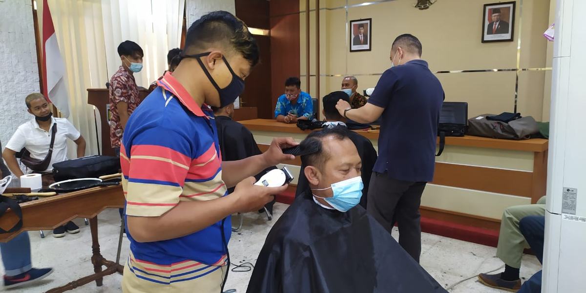 ASAH SKILL, PESERTA BLK BUKA LAYANAN PANGKAS RAMBUT GRATIS DI KANTOR WALI KOTA MAGELANG