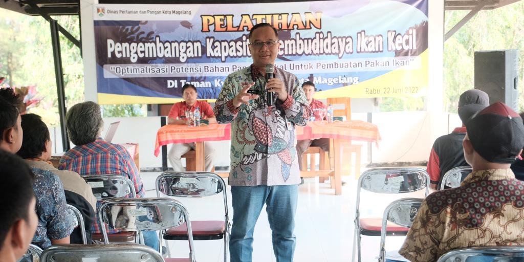 Disperpa Beri Pelatihan Pengolahan Pakan Ikan dengan Bahan Lokal Bagi Warga