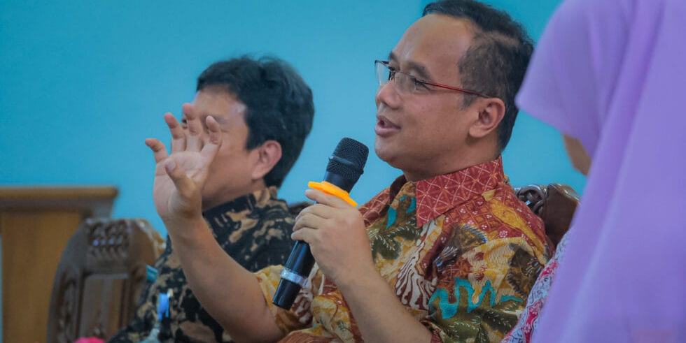 Dokter Aziz Motivasi Civitas Akademika SMPN 2 Kota Magelang