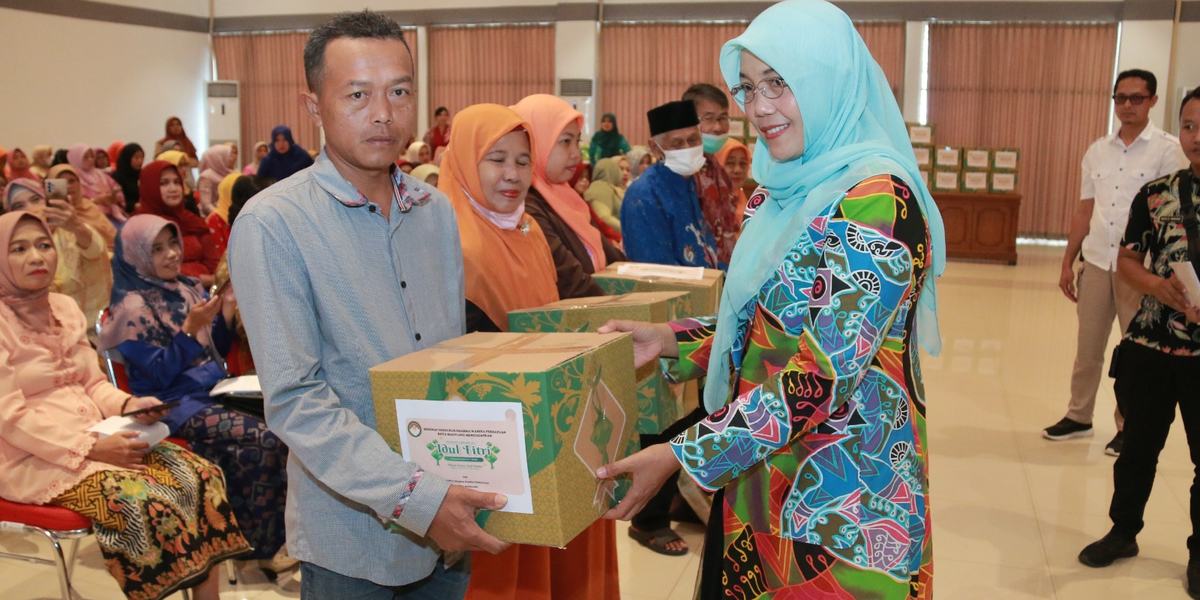 Tingkatkan Kepedulian Terhadap Sesama, DWP Kota Magelang Berikan Tali Asih
