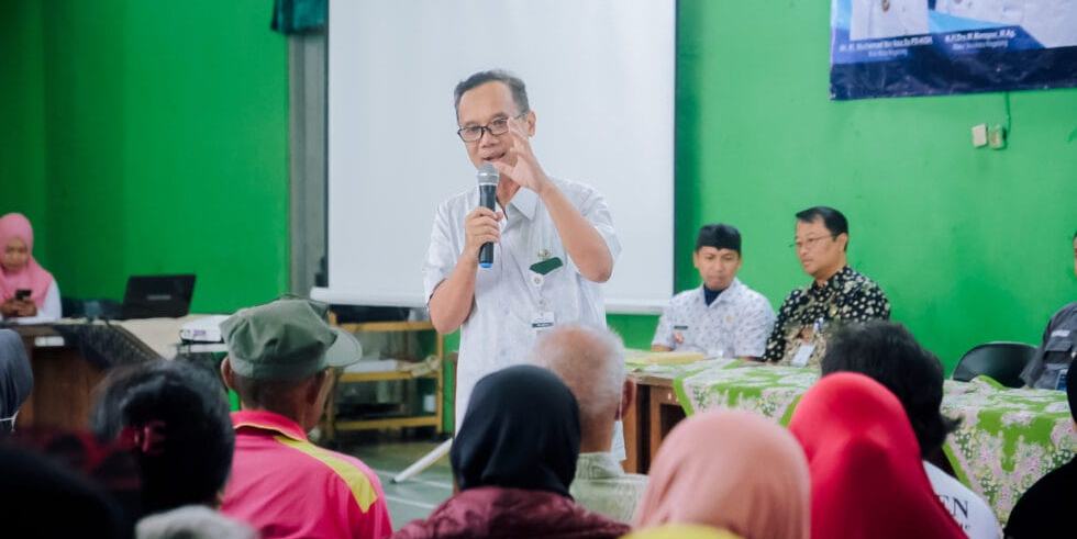 Salurkan Cadangan Pangan Pemerintah, Wali Kota Magelang Pesan Agar Warga Loman Sepodo-podo