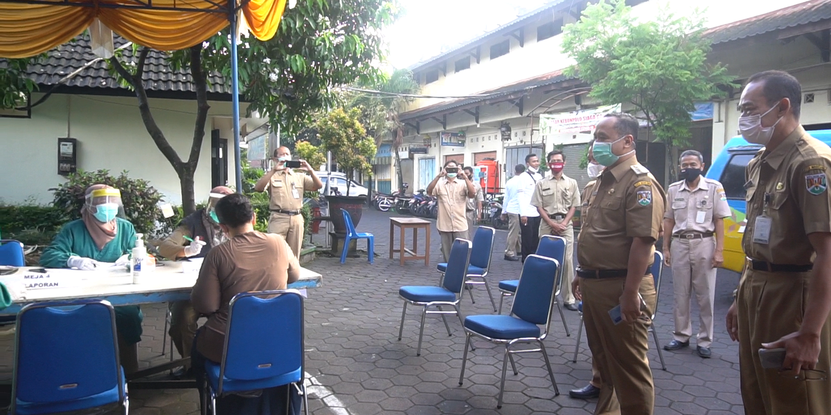 PEDAGANG PASAR KEBONPOLO DAN GOTONG ROYONG JALANI VAKSIN COVID-19