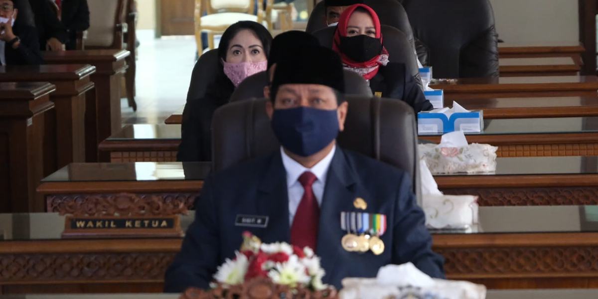 WALI KOTA DAN JAJARAN FORKOMPIMDA KOTA MAGELANG MENDENGARKAN BERSAMA PESAN UNTUK ANAK BANGSA PADA PIDATO PRESIDEN DALAM RANGKA HUT KE-75 RI