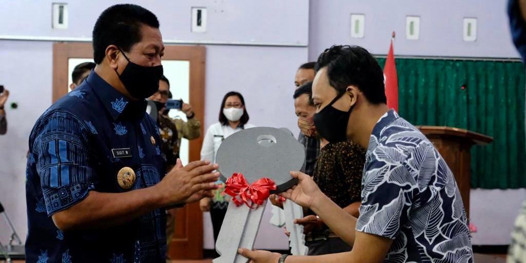 Demi Tingkatkan Kualitas Hidup Masyarakat, Wali Kota Magelang Serahkan Kunci Rusus