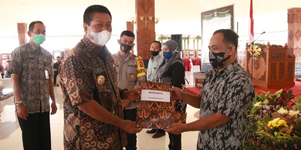 PEMERINTAH KOTA MAGELANG KUCURKAN BANTUAN MODAL BAGI PKL UNTUK PULIHKAN EKONOMI PASCA PANDEMI
