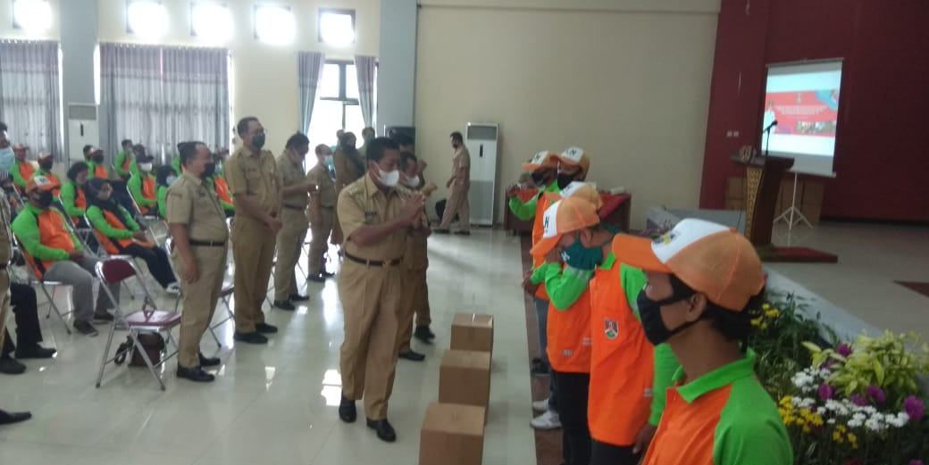 PEMKOT BAGIKAN EXTRA FOODING BAGI TENAGA LAPANGAN