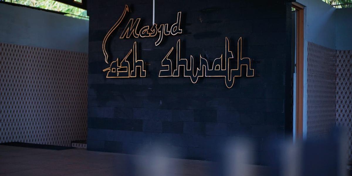 MENGUNJUNGI MASJID ASH SIRATH YANG MIRIP KABAH DI TIDAR CAMPUR KOTA MAGELANG