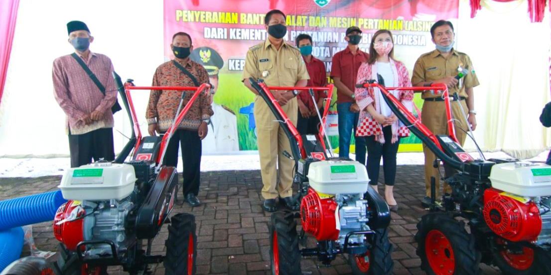 KELOMPOK TANI KOTA MAGELANG TERIMA ALSINTAN UNTUK TINGKATKAN PRODUKTIVITAS