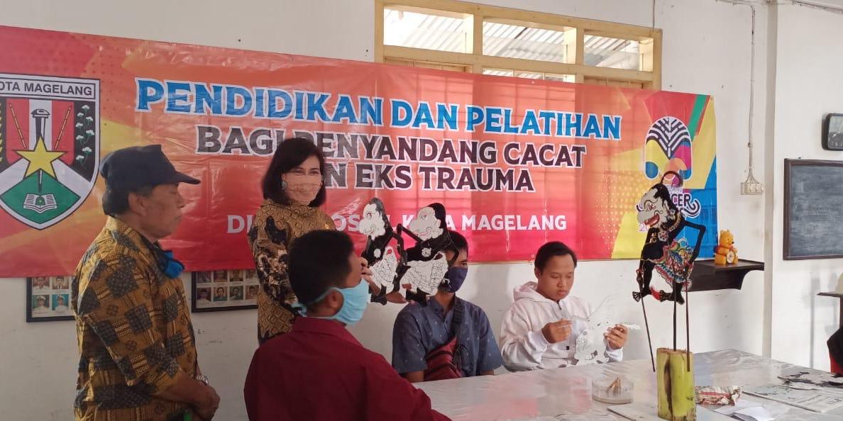 TINGKATKAN KEMANDIRIAN DAN KETRAMPILAN PENYANDANG DISABILITAS, PEMKOT GELAR DIKLAT PEMBUATAN WAYANG BERBAHAN KARTON
