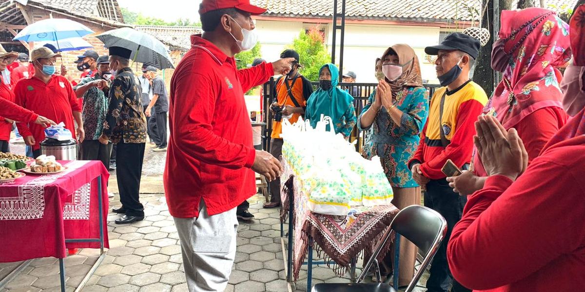 WALI KOTA MAGELANG KEMBALI BLUSUKAN DAN BERIKAN BANTUAN PADA WARGA TERDAMPAK COVID-19