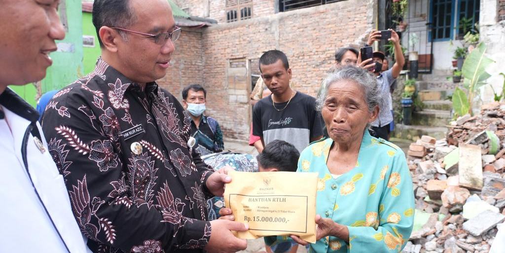 Pemkot Magelang Serahkan Bantuan Untuk Warga Kiringan yang Rumahnya Ambruk